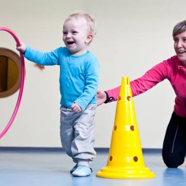 Neue Übungsleiter- und zeit beim Kinderturnen